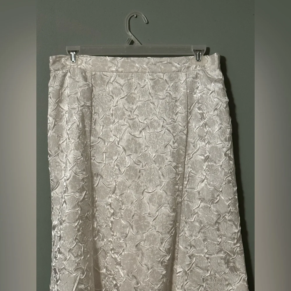 Elegant Cream Brocade Skirt Set - Picture 4 of 11